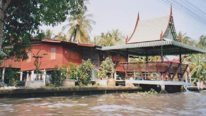 Stelzenhäuser neben dem Klong